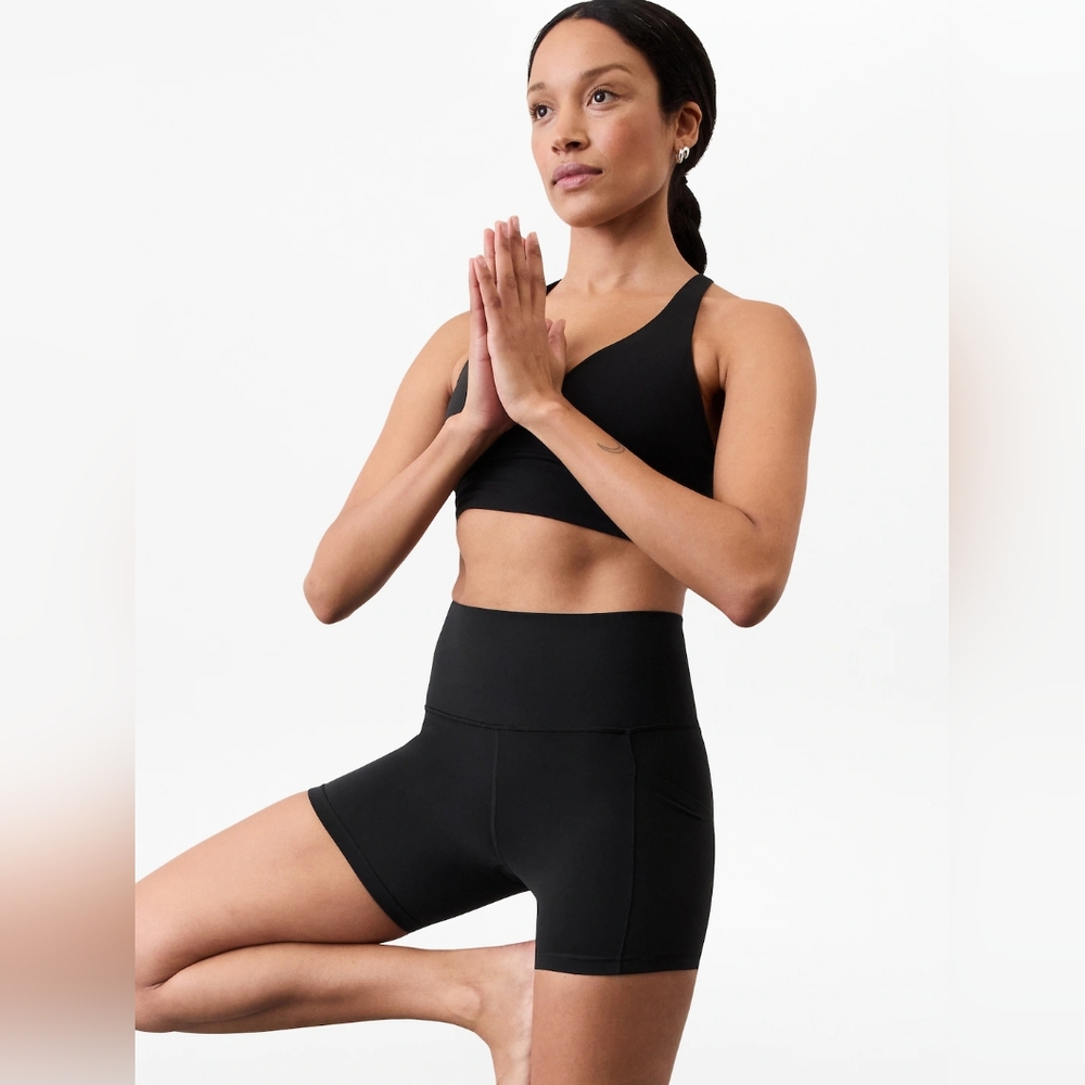 Athleta Salutation Stash 5" Shorts NWT - Picture 3 of 3